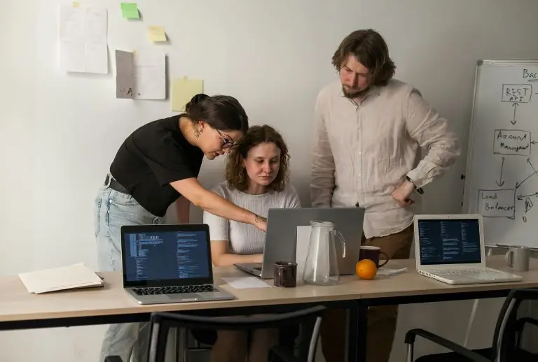 people discussing website design problem